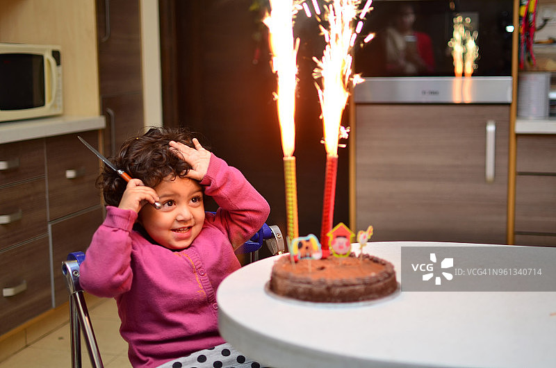 和她的生日蛋糕在一起的女孩图片素材