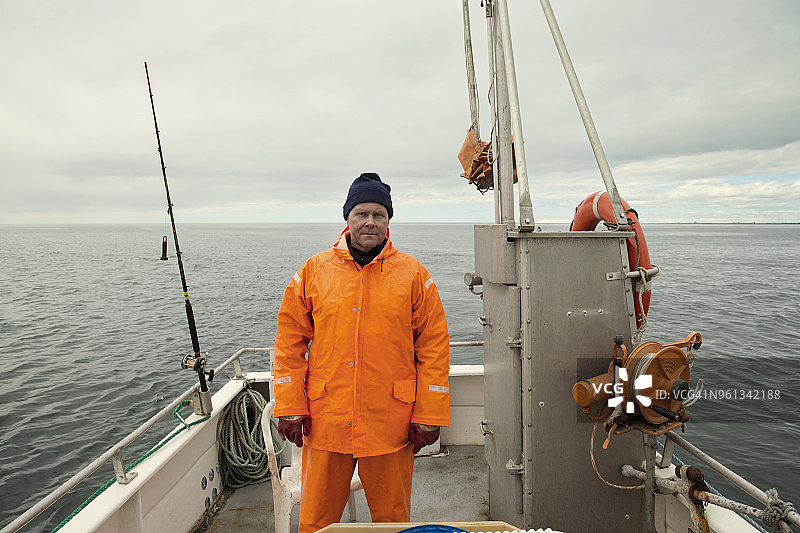 渔民站在渔船上图片素材