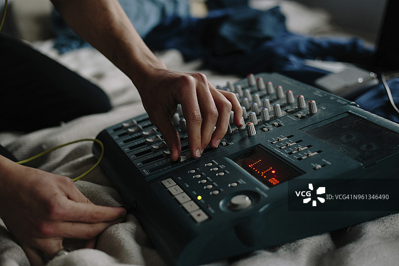 男子在家使用调音台的裁剪图像图片素材