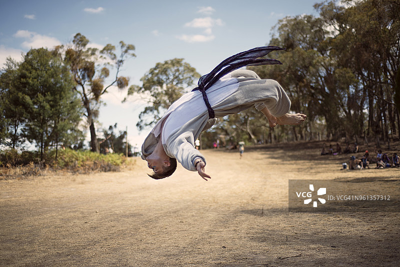 在土路上表演后空翻的男人图片素材