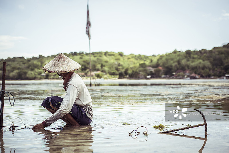 渔民在河中劳作侧面图片素材