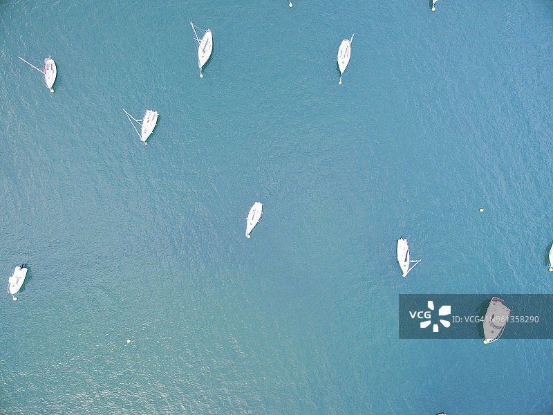 停泊在蓝色海洋上的帆船俯视图图片素材