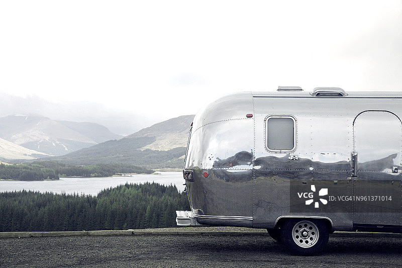 街道上的拖车房，背景是山脉和湖泊图片素材