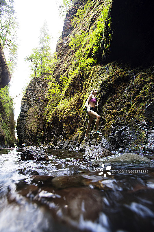 徒步者在河边爬山图片素材