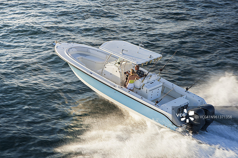 情侣乘渔船出海（高角度）图片素材