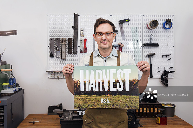 工匠在车间里拿着海报图片素材