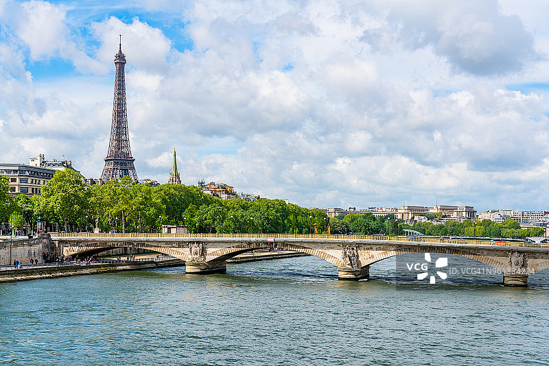 法国巴黎早晨的埃菲尔铁塔和塞纳河图片素材