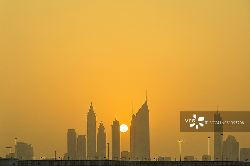 城市日落时分摩天大楼的轮廓剪影图片素材