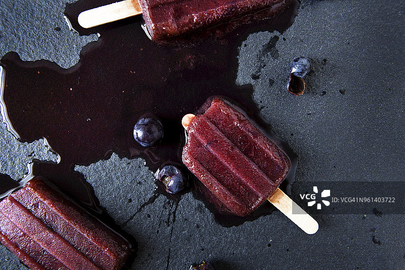 石板托盘上的蓝莓冰淇淋特写图片素材