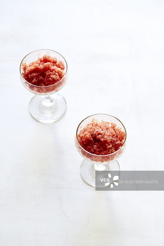 白色背景下的芙蓉西瓜冰沙俯视图图片素材