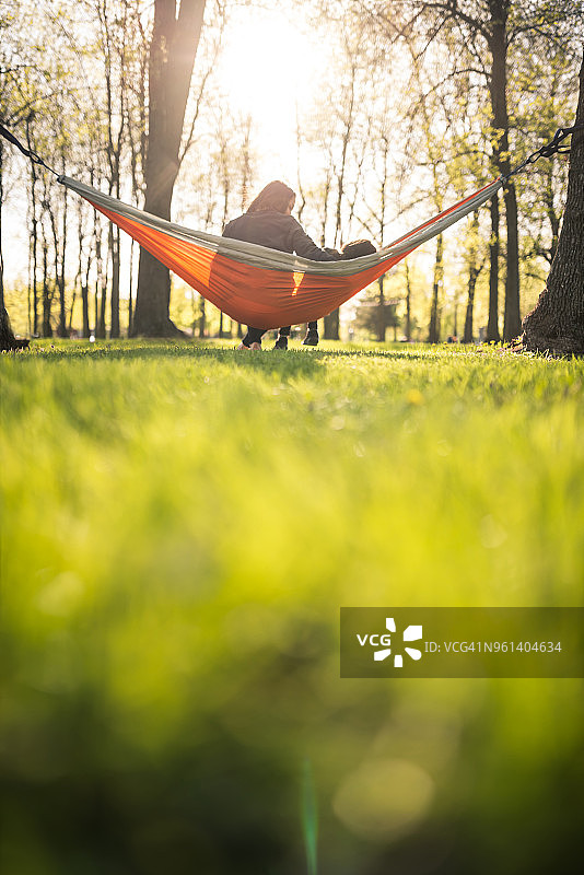 在公园吊床上放松的母女图片素材