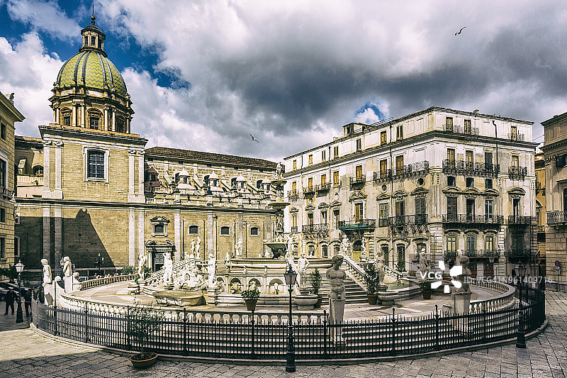 普雷托利亚喷泉景色,左侧是圣卡特琳娜·德·亚历山德里亚教堂图片素材