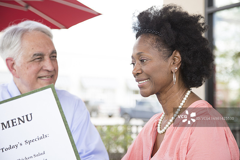 在户外咖啡馆用餐的年长混血夫妇图片素材