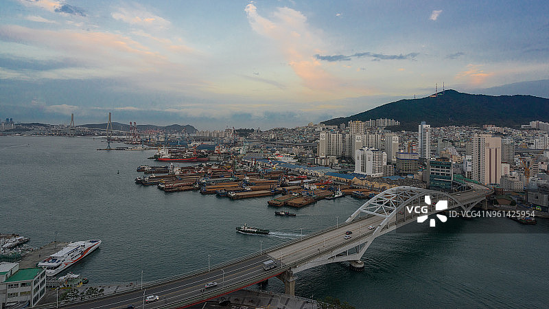 韩国釜山海云台区广安里海滩港口天际线景观图片素材