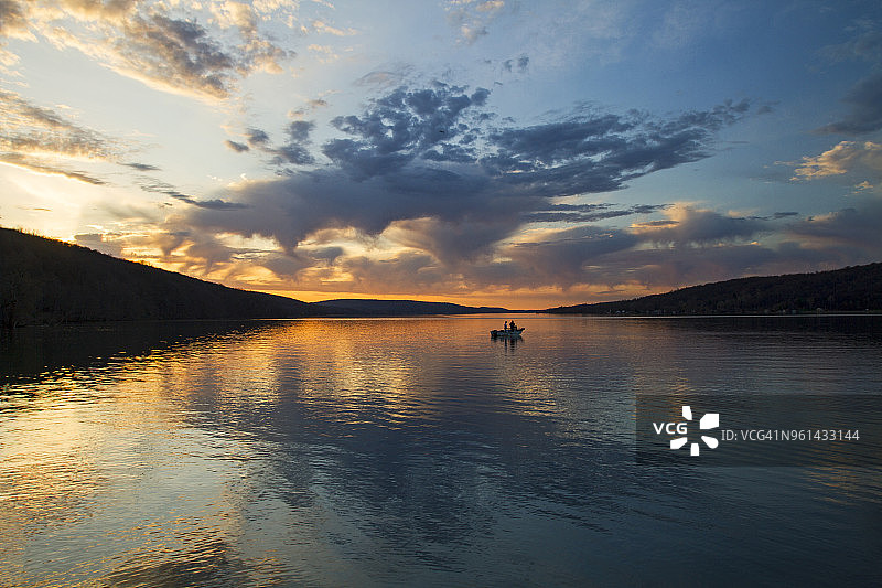 航拍：春日湖面日落图片素材
