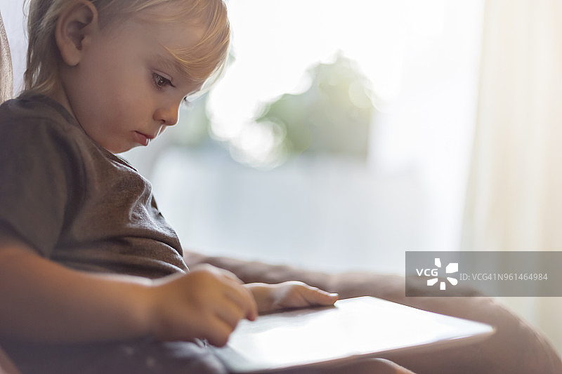 小男孩使用平板电脑图片素材