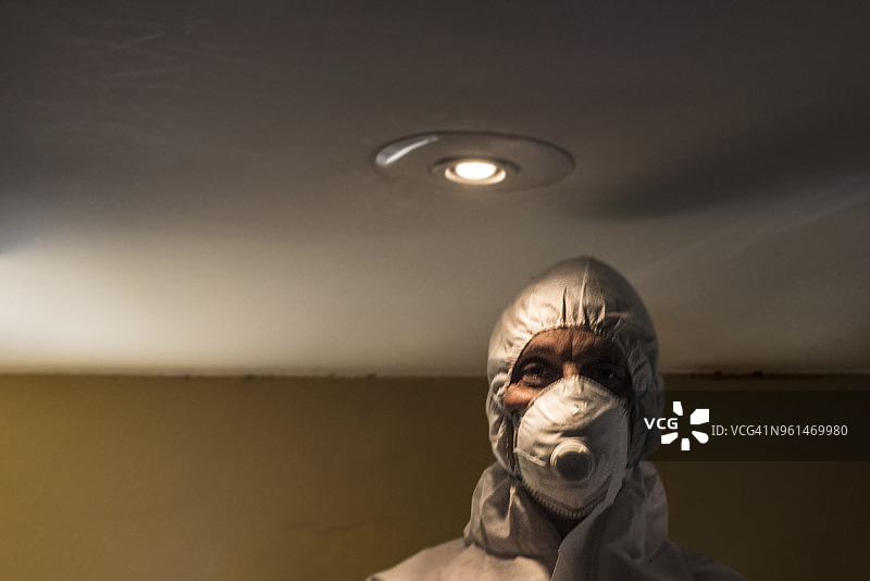 双胞胎：换灯泡还是破案？图片素材