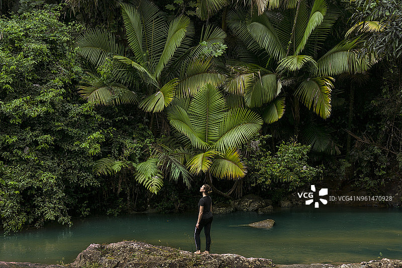 云雀国家森林公园湖岸岩石上的女子全身照图片素材