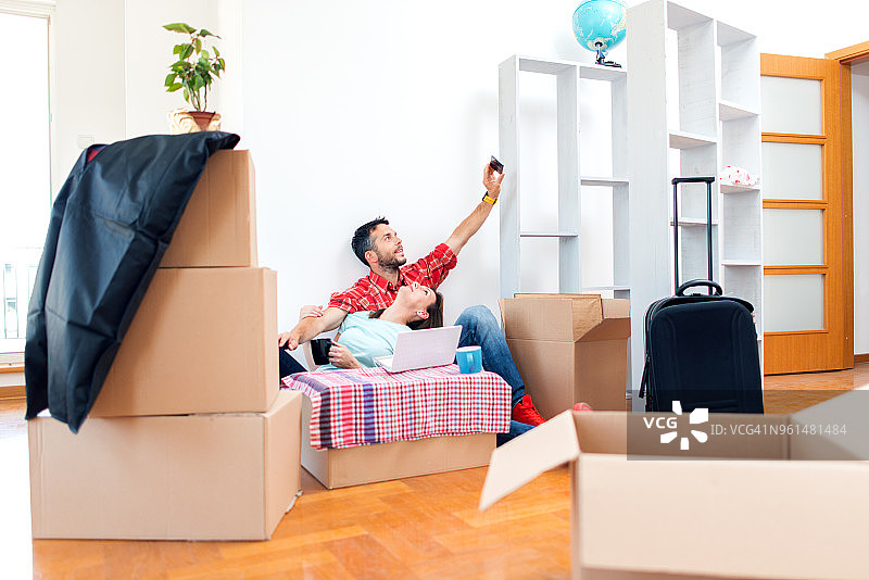 情侣在新公寓自拍图片素材