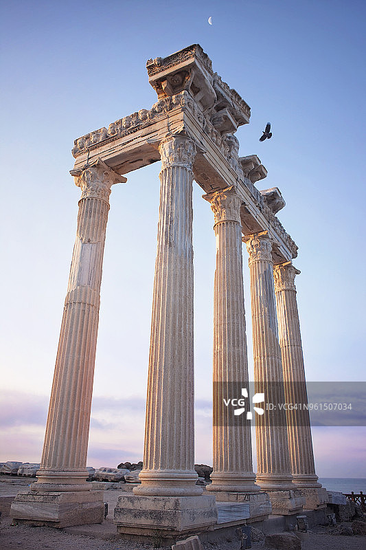 日落时分天空下建筑柱子的仰视角度图片素材