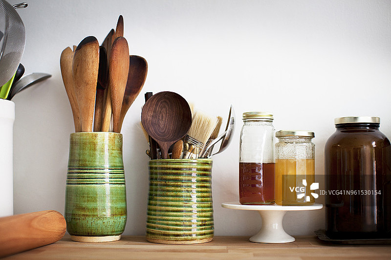 厨房台面上靠墙的厨房用具图片素材