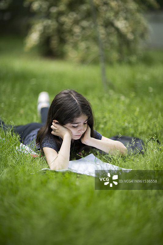 努力工作的学生图片素材