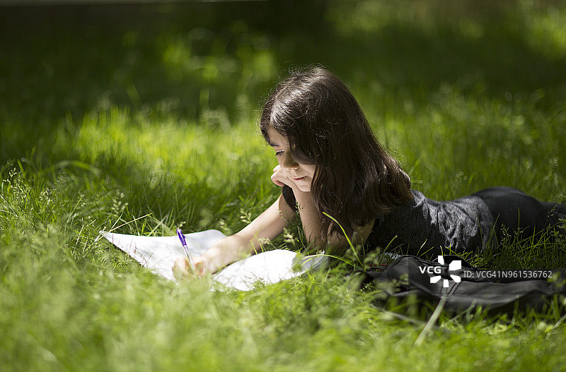 努力工作的学生图片素材