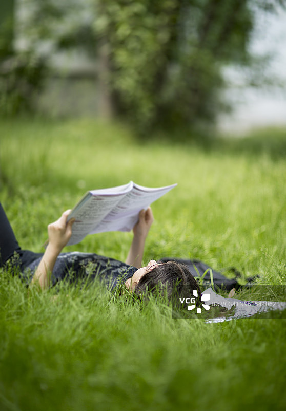 努力工作的学生图片素材