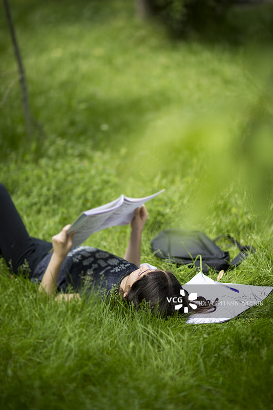 努力工作的学生图片素材