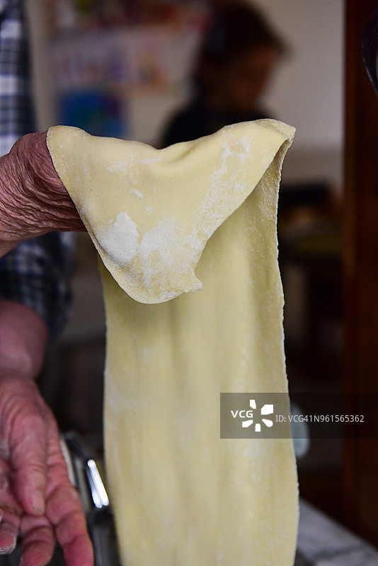 拉伸薄面片制作自制意大利饺子图片素材