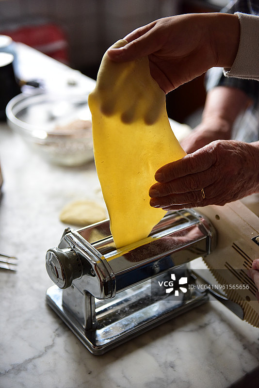 使用制面机准备自制意大利饺子的面皮图片素材