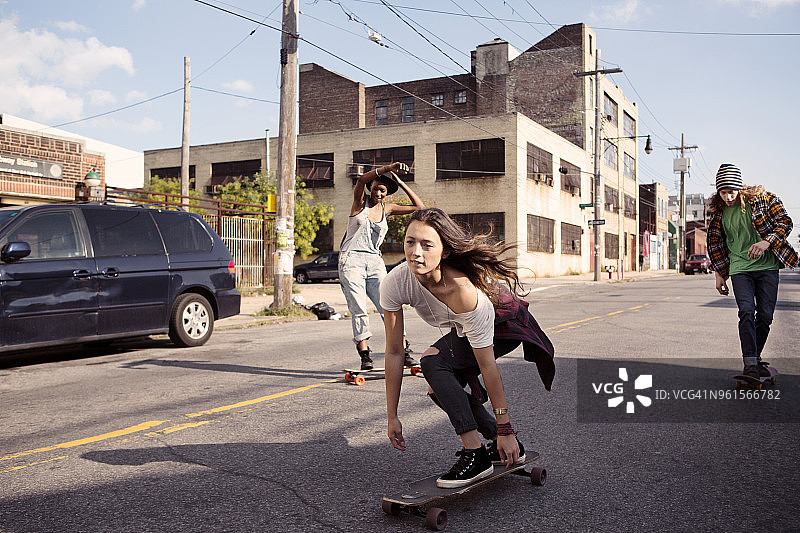 朋友们在街上玩滑板图片素材
