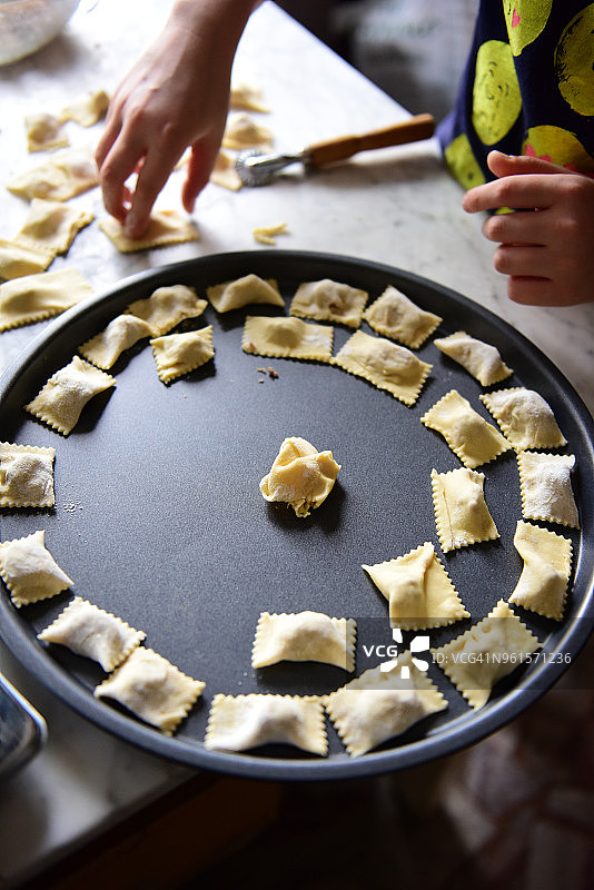 展示烹饪托盘上新鲜制作的生托尔泰利面图片素材