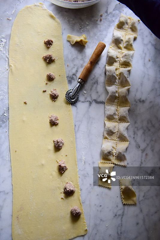 制作意大利饺子的面皮和切刀图片素材