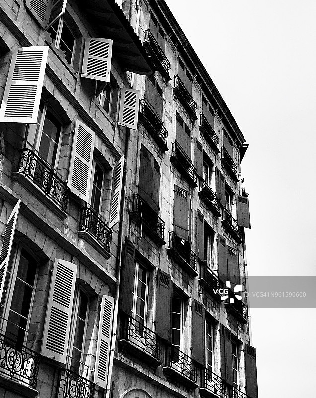 法国巴约讷倾斜建筑外观黑白照，窗户和百叶窗图片素材