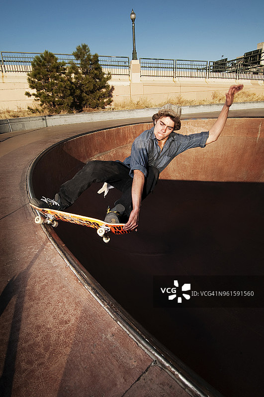 男人在日落时分的运动坡道上表演特技图片素材