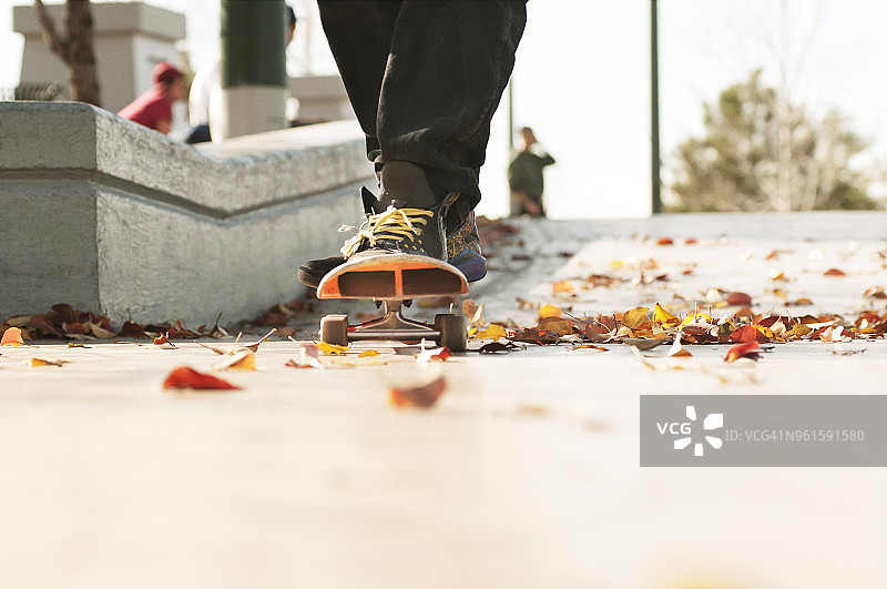 男子在公园玩滑板的下半身图片素材
