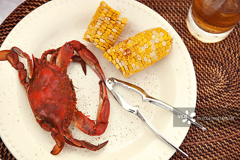 俯视角度拍摄的餐桌上的螃蟹和玉米图片素材