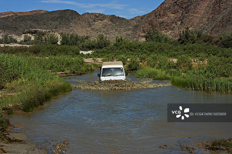 越野车在池塘中图片素材