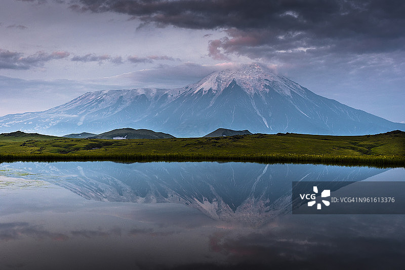 托尔巴奇克火山群黎明湖中倒影图片素材