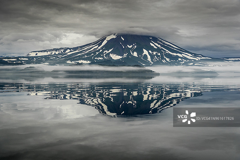 暴风雨清晨伊林斯基火山库里尔湖中倒影图片素材