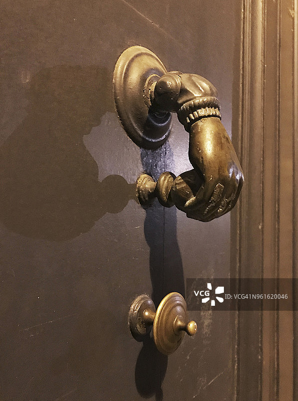 法国波尔多，黄铜法蒂玛之手门环特写图片素材