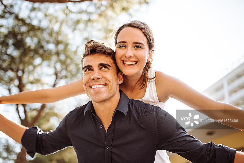 情侣在街上行走图片素材