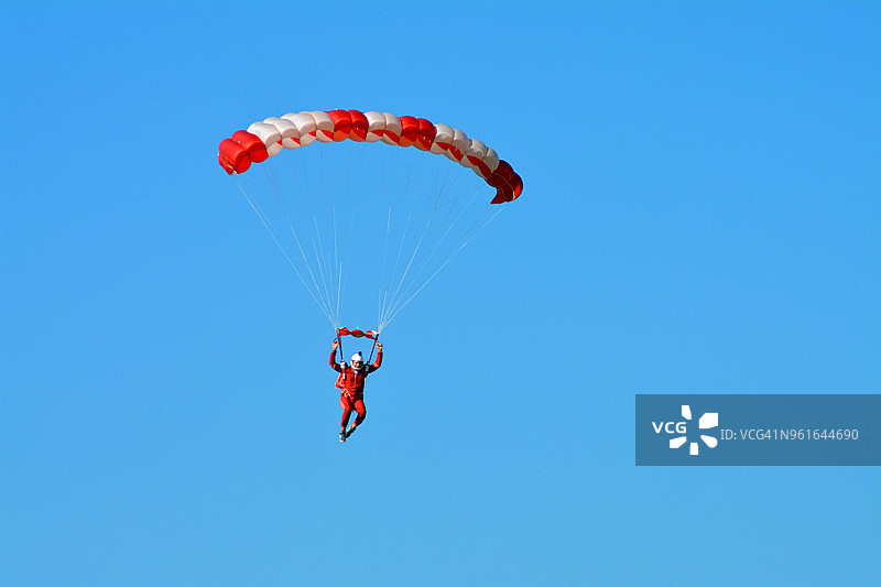 在蓝天飞行的降落伞图片素材