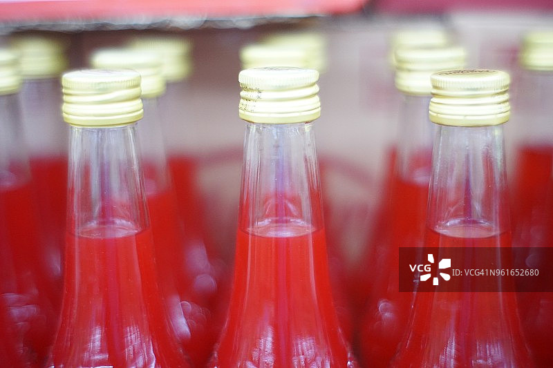 超市里的红色糖浆瓶图片素材