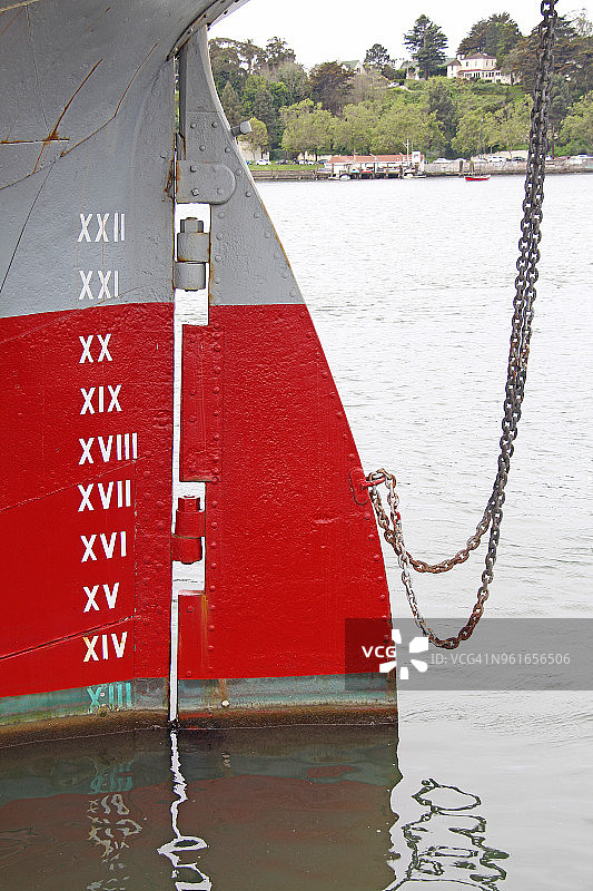 历史悠久的 Balclutha 帆船船尾末端的罗马数字深度标记图片素材