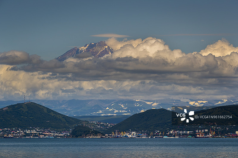 阿瓦查湾和科里亚克火山旁的彼得罗巴甫洛夫斯克图片素材