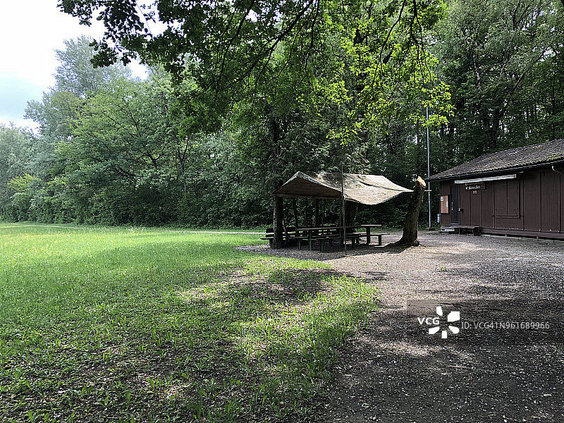 瑞士迈恩里德森林中的野餐桌和木屋图片素材