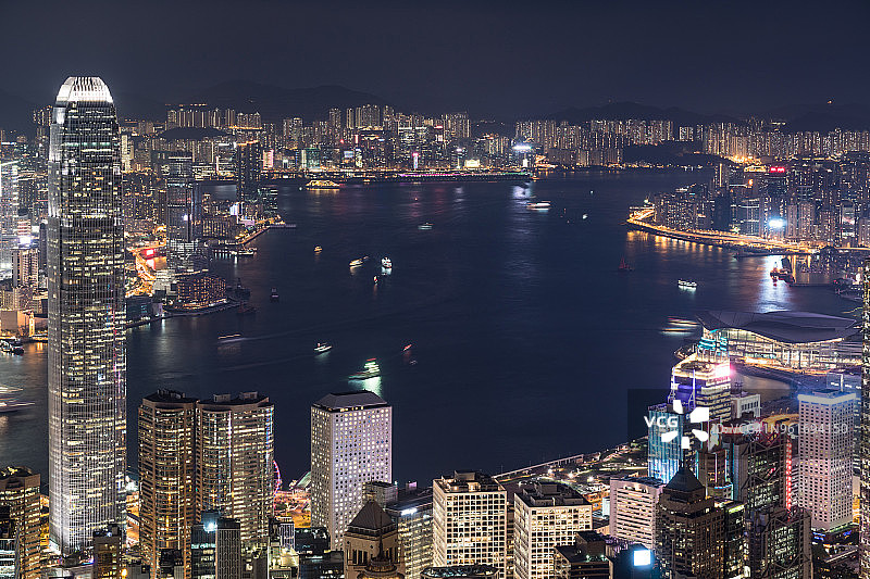 香港维多利亚港两岸金融区和九龙的迷人夜景航拍图片素材