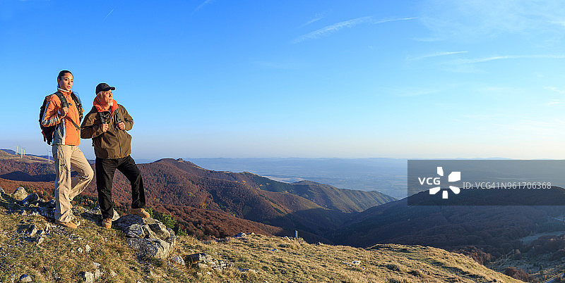 山顶上的背包客图片素材